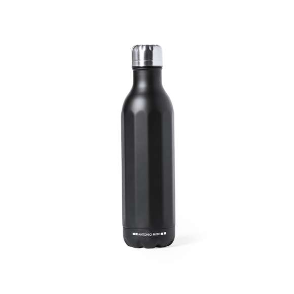 Bidón en acero inox de Antonio Miró. De 750ml de capacidad y sobrio acabado en negro satinado, con cuerpo prisma y logotipo de la marca en la base. Con tapón cromado a rosca y presentado en atractiva caja de diseño con logotipo de la marca.