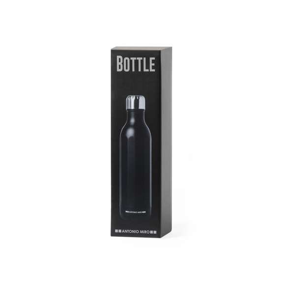 Bidón en acero inox de Antonio Miró. De 750ml de capacidad y sobrio acabado en negro satinado, con cuerpo prisma y logotipo de la marca en la base. Con tapón cromado a rosca y presentado en atractiva caja de diseño con logotipo de la marca.