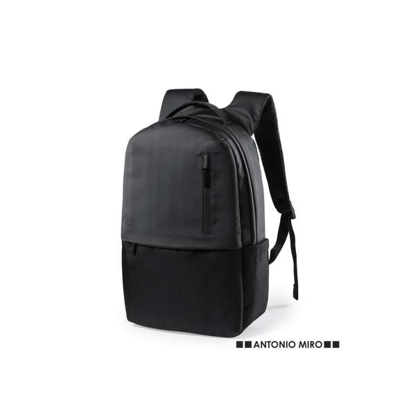 Mochila de Antonio Miró de calidad premium en resistente poliéster 600D de sobrio diseño en color negro. Con cierre de cremallera, bolsillo frontal y asa reforzada metálica. Con acolchado ergonómico en espalda y cintas de hombros, incluye compartimento interior acolchado para portátil de hasta 15 pulgadas y para tablets de hasta 10 pulgadas. Fundas interiores para bolígrafos y smartphone. Con logotipo de la marca en frontal.