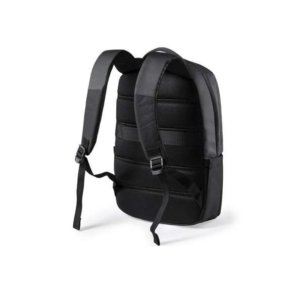 Mochila de Antonio Miró de calidad premium en resistente poliéster 600D de sobrio diseño en color negro. Con cierre de cremallera, bolsillo frontal y asa reforzada metálica. Con acolchado ergonómico en espalda y cintas de hombros, incluye compartimento interior acolchado para portátil de hasta 15 pulgadas y para tablets de hasta 10 pulgadas. Fundas interiores para bolígrafos y smartphone. Con logotipo de la marca en frontal.