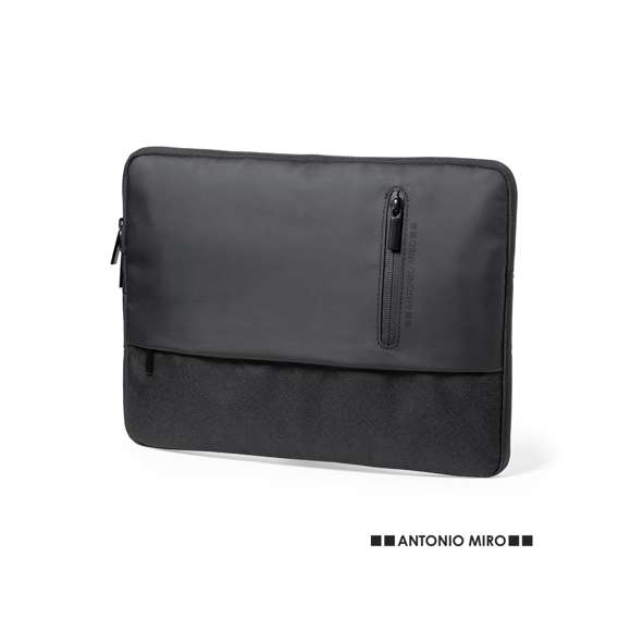 Funda de ordenador de Antonio Miró en calidad premium, fabricada en resistente poliéster 600D. De sobrio diseño y con compartimento acolchado para portátil de hasta 15 pulgadas. Cierres de cremallera con tiradores metálicos y bolsillo frontal. Logotipo de la marca en frontal.