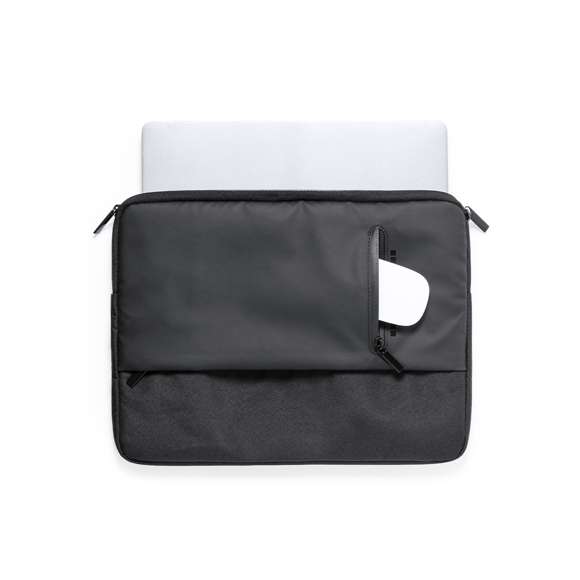 Funda de ordenador de Antonio Miró en calidad premium, fabricada en resistente poliéster 600D. De sobrio diseño y con compartimento acolchado para portátil de hasta 15 pulgadas. Cierres de cremallera con tiradores metálicos y bolsillo frontal. Logotipo de la marca en frontal.