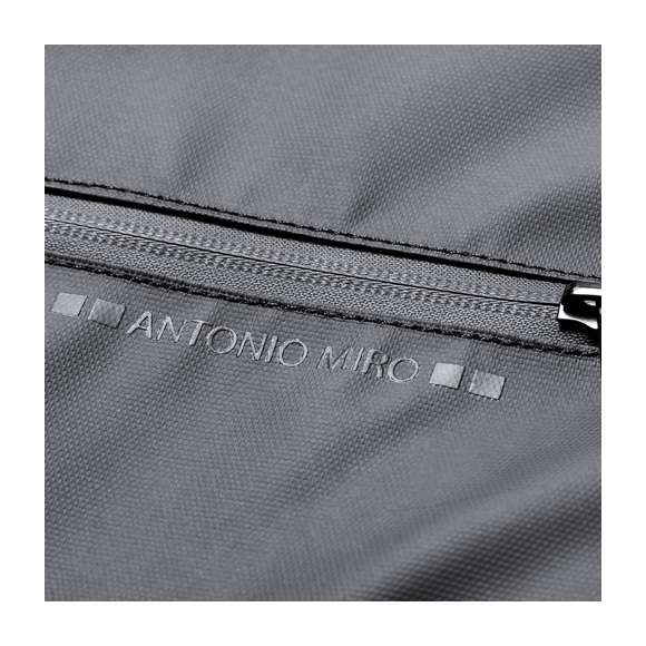 Funda de ordenador de Antonio Miró en calidad premium, fabricada en resistente poliéster 600D. De sobrio diseño y con compartimento acolchado para portátil de hasta 15 pulgadas. Cierres de cremallera con tiradores metálicos y bolsillo frontal. Logotipo de la marca en frontal.