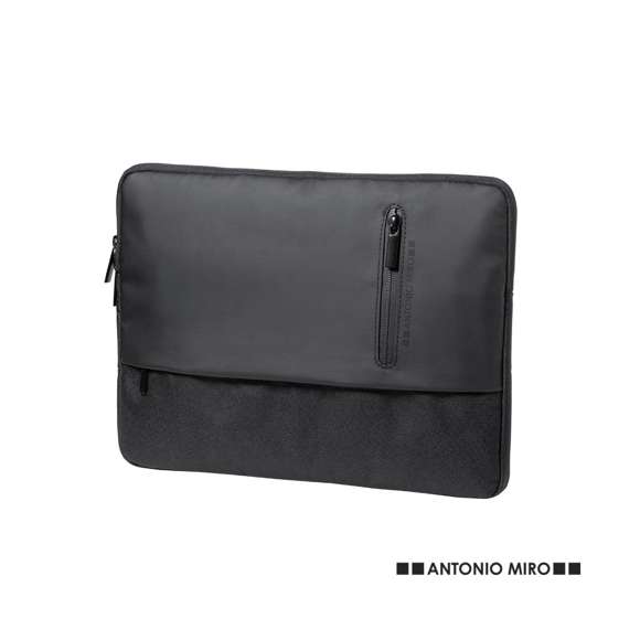 Funda de ordenador de Antonio Miró en calidad premium, fabricada en resistente poliéster 600D. De sobrio diseño y con compartimento acolchado para portátil de hasta 15 pulgadas. Cierres de cremallera con tiradores metálicos y bolsillo frontal. Logotipo de la marca en frontal.