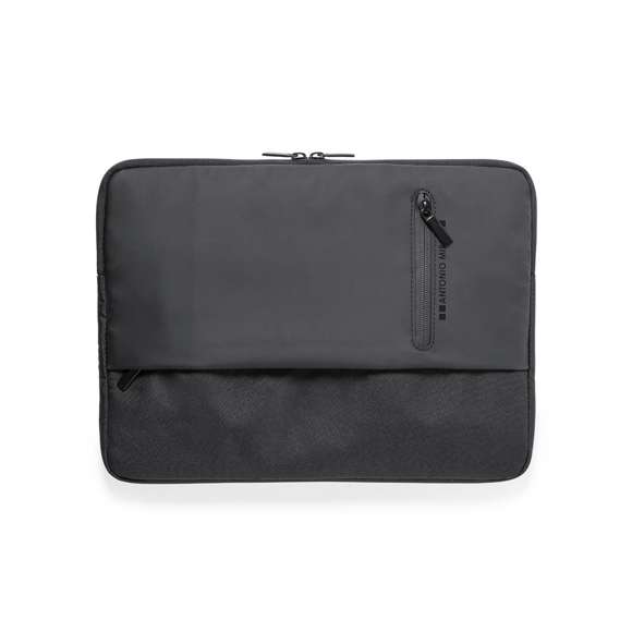 Funda de ordenador de Antonio Miró en calidad premium, fabricada en resistente poliéster 600D. De sobrio diseño y con compartimento acolchado para portátil de hasta 15 pulgadas. Cierres de cremallera con tiradores metálicos y bolsillo frontal. Logotipo de la marca en frontal.