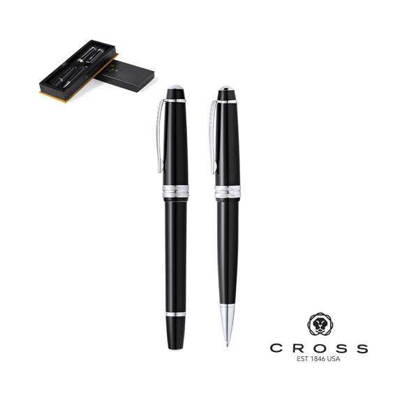 Set de bolígrafo y roller de Cross modelo Bailey Light, que combina una resina de alto brillo con acabados metálicos de cromo pulido. De cartucho jumbo y en tinta negra. Presentado en elegante estuche individual de color negro con logotipo de la marca, e interior en suave antelina.