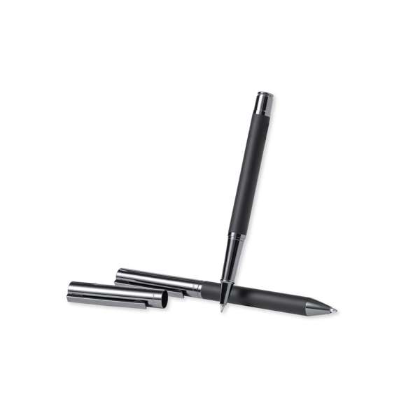 Set de bolígrafo y roller de Antonio Miró. Incluye: Bolígrafo metálico con cuerpo en negro mate. Detalles y capucha en cromado con logotipo de la marca  cartucho jumbo y en tinta azul.Roller metálico con cuerpo en negro mate. Detalles y capucha en cromado con logotipo de la marca. Cartucho jumbo y en tinta azul.Presentado en elegante y resistente estuche individual negro con logotipo Antonio Miró, cierre magnético y funda de protección a juego.
