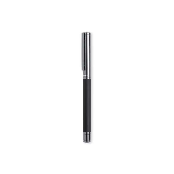 Roller de Antonio Miró fabricado en metal, con cuerpo en negro mate. Detalles y capucha en cromado con logotipo de la marca. De cartucho jumbo y en tinta azul. Presentado en elegante y resistente caja individual negra con logotipo Antonio Miró y funda a juego.