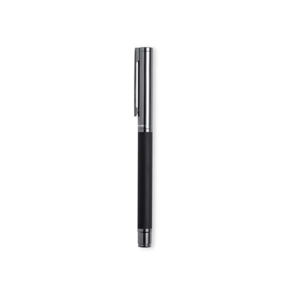 Roller de Antonio Miró fabricado en metal, con cuerpo en negro mate. Detalles y capucha en cromado con logotipo de la marca. De cartucho jumbo y en tinta azul. Presentado en elegante y resistente caja individual negra con logotipo Antonio Miró y funda a juego.