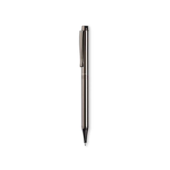 Bolígrafo de Antonio Miró fabricado en metal de acabado brillante, con logotipo de la marca en cuerpo y disponible en variada gama de colores. Con mecanismo giratorio y en tinta azul. Presentado en elegante y resistente caja individual negra con logotipo Antonio Miró y funda a juego.