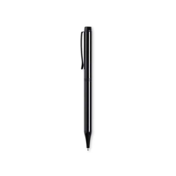 Bolígrafo de Antonio Miró fabricado en metal de acabado brillante, con logotipo de la marca en cuerpo y disponible en variada gama de colores. Con mecanismo giratorio y en tinta azul. Presentado en elegante y resistente caja individual negra con logotipo Antonio Miró y funda a juego.