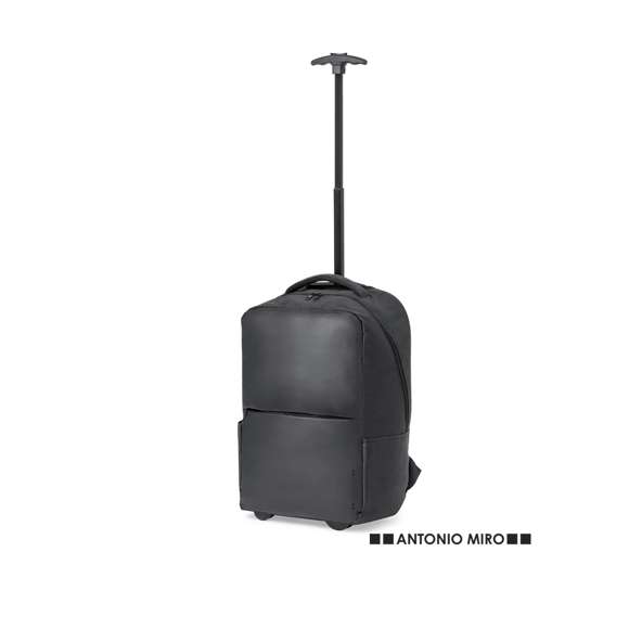 Mochila trolley de Antonio Miró, fabricada en resistente poliéster 300D con acabados en negro. Compartimento principal y bolsillo exterior con cierre de cremallera a juego, asa de transporte acolchada y bolsillos laterales  con logotipo de la marca en un lado. Compartimento interior acolchado para ordenador portátil de hasta 15 pulgadas y bolsillo para tablet de hasta 11 pulgadas. Cintas para hombros acolchadas y ajustables.