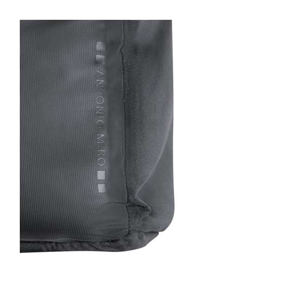 Mochila trolley de Antonio Miró, fabricada en resistente poliéster 300D con acabados en negro. Compartimento principal y bolsillo exterior con cierre de cremallera a juego, asa de transporte acolchada y bolsillos laterales  con logotipo de la marca en un lado. Compartimento interior acolchado para ordenador portátil de hasta 15 pulgadas y bolsillo para tablet de hasta 11 pulgadas. Cintas para hombros acolchadas y ajustables.