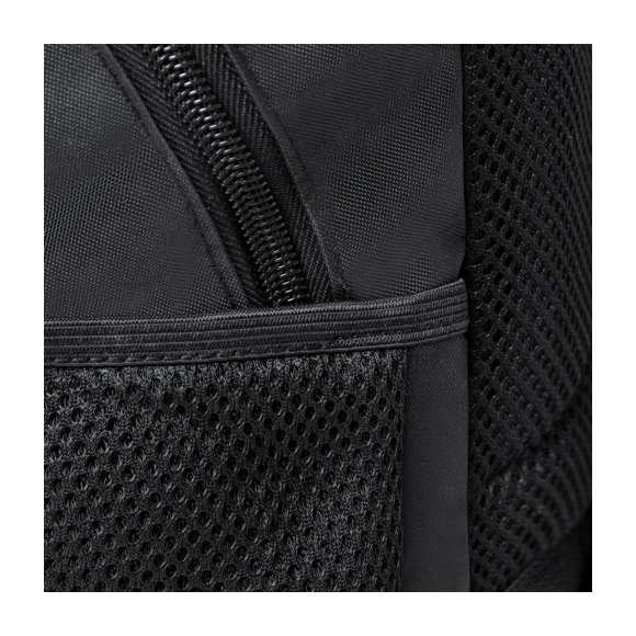 Mochila trolley de Antonio Miró, fabricada en resistente poliéster 300D con acabados en negro. Compartimento principal y bolsillo exterior con cierre de cremallera a juego, asa de transporte acolchada y bolsillos laterales  con logotipo de la marca en un lado. Compartimento interior acolchado para ordenador portátil de hasta 15 pulgadas y bolsillo para tablet de hasta 11 pulgadas. Cintas para hombros acolchadas y ajustables.
