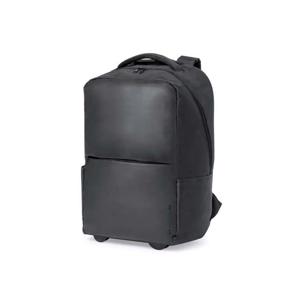 Mochila trolley de Antonio Miró, fabricada en resistente poliéster 300D con acabados en negro. Compartimento principal y bolsillo exterior con cierre de cremallera a juego, asa de transporte acolchada y bolsillos laterales  con logotipo de la marca en un lado. Compartimento interior acolchado para ordenador portátil de hasta 15 pulgadas y bolsillo para tablet de hasta 11 pulgadas. Cintas para hombros acolchadas y ajustables.