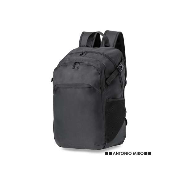 Mochila de Antonio Miró, fabricada en resistente poliéster 300D con acabados en negro. Compartimento principal y bolsillos exteriores con cierre de cremallera a juego  asa de transporte y bolsillos laterales. Cintas de ajuste laterales con cierre de hebilla y logotipo de la marca en la base. Compartimentos interiores acolchados para ordenador portátil de hasta 17 pulgadas y tablet de hasta 10 pulgadas. Parte trasera acolchada y cintas para hombros ajustables y acolchadas  con accesorio de ajuste en la parte trasera para barra de trolley.