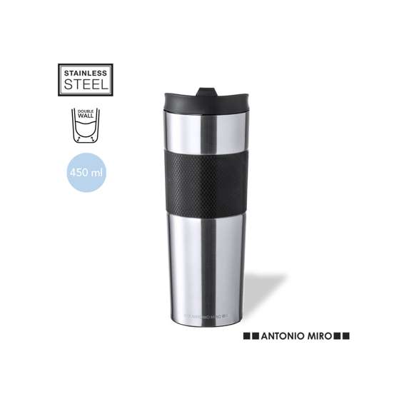 Vaso térmico de sobremesa de Antonio Miró. Fabricado en acero inox de doble pared y 450ml de capacidad. Acabado mate, con elegante tira central y logotipo de la marca en parte inferior. Dosificafor en tapa con abrefácil y libre de BPA. Presentado en elegante caja individual negra con logotipo Antonio Miró.