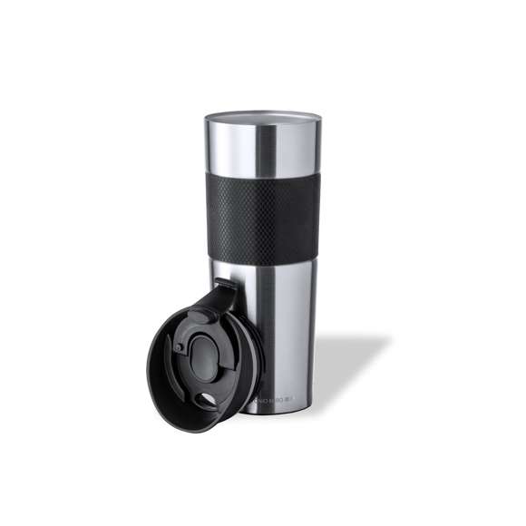 Vaso térmico de sobremesa de Antonio Miró. Fabricado en acero inox de doble pared y 450ml de capacidad. Acabado mate, con elegante tira central y logotipo de la marca en parte inferior. Dosificafor en tapa con abrefácil y libre de BPA. Presentado en elegante caja individual negra con logotipo Antonio Miró.