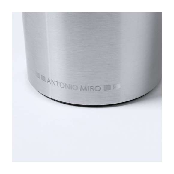 Vaso térmico de sobremesa de Antonio Miró. Fabricado en acero inox de doble pared y 450ml de capacidad. Acabado mate, con elegante tira central y logotipo de la marca en parte inferior. Dosificafor en tapa con abrefácil y libre de BPA. Presentado en elegante caja individual negra con logotipo Antonio Miró.
