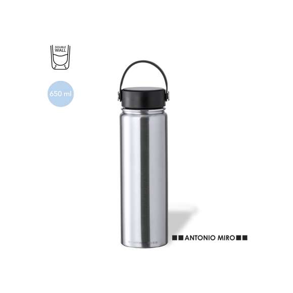 Bidón térmico de Antonio Miró y 650 ml de capacidad. Fabricado en acero inox de doble pared y acabado satinado. Con tapón a rosca en negro y cinta de transporte a juego en silicona. Con logotipo Antonio Miró en cuerpo y presentado en caja individual negra con logotipo de la marca.Disponible manual de instrucciones en español e inglés.