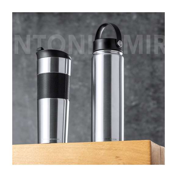 Bidón térmico de Antonio Miró y 650 ml de capacidad. Fabricado en acero inox de doble pared y acabado satinado. Con tapón a rosca en negro y cinta de transporte a juego en silicona. Con logotipo Antonio Miró en cuerpo y presentado en caja individual negra con logotipo de la marca.Disponible manual de instrucciones en español e inglés.