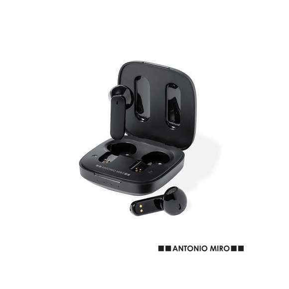 Auriculares intraurales Bluetooth de Antonio Miró, de diseño y en elegante acabado negro mate. Conexión Bluetooth® 5.0, con batería integrada de litio de 30 mAh en cada auricular. Diseño ergonómico, con botón de control táctil en el auricular y función manos libres. Base de carga a juego con logotipo de la marca, de 300 mAh de capacidad y con indicador LED de estado de carga. Cable de carga Tipo C a juego incluido y presentados en caja individual negra con logotipo Antonio Miró. Disponible manual de instrucciones en español e inglés.