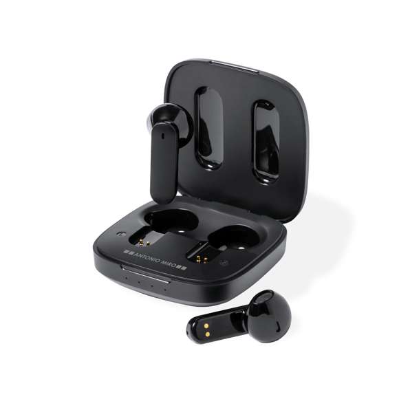 Auriculares intraurales Bluetooth de Antonio Miró, de diseño y en elegante acabado negro mate. Conexión Bluetooth® 5.0, con batería integrada de litio de 30 mAh en cada auricular. Diseño ergonómico, con botón de control táctil en el auricular y función manos libres. Base de carga a juego con logotipo de la marca, de 300 mAh de capacidad y con indicador LED de estado de carga. Cable de carga Tipo C a juego incluido y presentados en caja individual negra con logotipo Antonio Miró. Disponible manual de instrucciones en español e inglés.