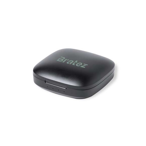 Auriculares intraurales Bluetooth de Antonio Miró, de diseño y en elegante acabado negro mate. Conexión Bluetooth® 5.0, con batería integrada de litio de 30 mAh en cada auricular. Diseño ergonómico, con botón de control táctil en el auricular y función manos libres. Base de carga a juego con logotipo de la marca, de 300 mAh de capacidad y con indicador LED de estado de carga. Cable de carga Tipo C a juego incluido y presentados en caja individual negra con logotipo Antonio Miró. Disponible manual de instrucciones en español e inglés.