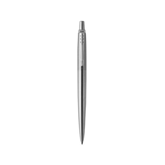 Bolígrafo Parker Jotter Core, un clásico entre los bolígrafos con tinta de gel. Fabricado en acero inox, con adornos cromados y el clip con la forma icónica en punta de flecha de la marca. Con mecanismo pulsador, clásico cartucho interior Parker y en tinta azul. Presentación en estuche individual negro con logotipo Parker.  Con la fluidez, precisión e intensidad homogéneas propias de PARKER Jotter, un referente en cuanto a estilo desde hace más de 60 años. Con un diseño novedoso y simplificado y con una tinta de gel intensa y homogénea que traza con fluidez líneas que se secan con rapidez para evitar borrones, reflejando su legado en cada detalle.
