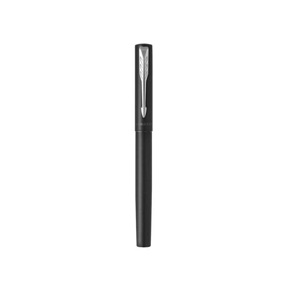Roller Parker Vector XL, fabricado en acero inox pulido, resaltado con un adorno cromado y el inconfundible clip con la forma icónica en punta de flecha de la marca en la capucha. En tinta negra y presentado en estuche individual negro con logotipo Parker.  Escritura limpia y homogénea, sin saltos, y de gran gran fluidez e intensidad. Su práctica forma cilíndrica y su resistente plumín fino de acero inoxidable permiten escribir con gran comodidad y precisión, convirtiendo al Vector XL en un instrumento de escritura tan accesible como versátil.