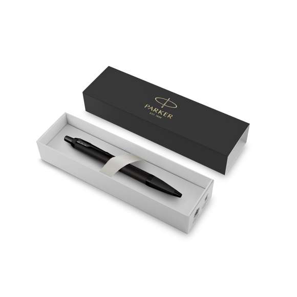 Bolígrafo Parker IM Achromatic, fabricado en acero inox de acabado lacado en negro mate, con mecanismo pulsador y en tinta azul. Con adornos negros e inconfundible clip con la forma icónica en punta de flecha de la marca, también en negro. Un diseño elegante, refinado y de eficacia probada, complementado con una silueta moderna. Presentación en estuche individual negro con logotipo Parker.  Parker IM es la gama de entrada al universo Parker, cuidada en cada detalle y pensada para el uso intensivo diario. Con tinta Parker Quink, que ofrece una escritura fluida y fiable sobre el papel.