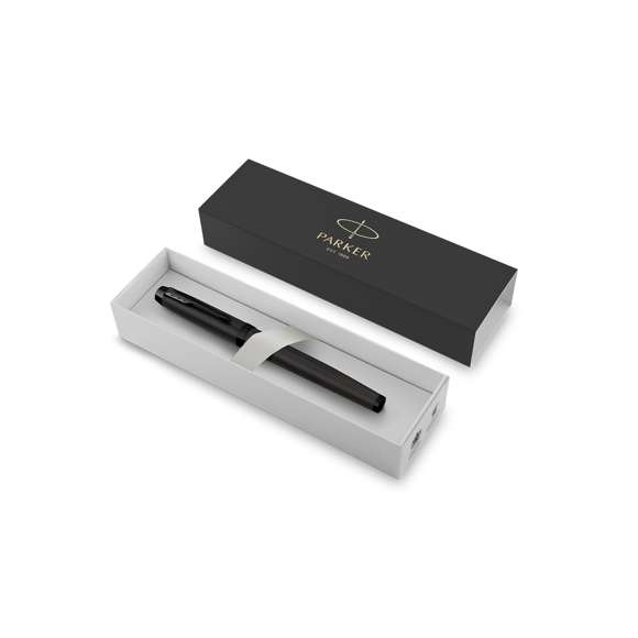Roller Parker IM Achromatic, fabricado en acero inox de acabado lacado en negro mate y en tinta negra. Con adornos negros e inconfundible clip con la forma icónica en punta de flecha de la marca en la capucha. Un diseño elegante, refinado y de eficacia probada, complementado con una silueta moderna. Presentación en estuche individual negro con logotipo Parker.  Parker IM es la gama de entrada al universo Parker, cuidada en cada detalle y pensada para el uso intensivo diario. Con tinta Parker Quink, que ofrece una escritura fluida y fiable sobre el papel.
