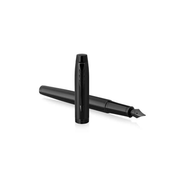 Pluma estilográfica Parker IM Achromatic, fabricado en acero inox de acabado lacado en negro mate y en tinta azul. Con adornos negros e inconfundible clip con la forma icónica en punta de flecha de la marca en la capucha. Un diseño elegante, refinado y de eficacia probada, complementado con una silueta moderna. Presentación en estuche individual negro con logotipo Parker.  Parker IM es la gama de entrada al universo Parker, cuidada en cada detalle y pensada para el uso intensivo diario. Con tinta Parker Quink, que ofrece una escritura fluida y fiable sobre el papel.
