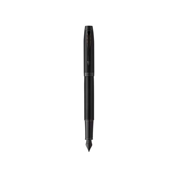 Pluma estilográfica Parker IM Achromatic, fabricado en acero inox de acabado lacado en negro mate y en tinta azul. Con adornos negros e inconfundible clip con la forma icónica en punta de flecha de la marca en la capucha. Un diseño elegante, refinado y de eficacia probada, complementado con una silueta moderna. Presentación en estuche individual negro con logotipo Parker.  Parker IM es la gama de entrada al universo Parker, cuidada en cada detalle y pensada para el uso intensivo diario. Con tinta Parker Quink, que ofrece una escritura fluida y fiable sobre el papel.