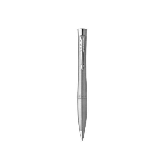 Bolígrafo Parker Urban Twist, fabricado en metal, con adornos cromados, y el inconfundible clip con la forma icónica en punta de flecha de la marca. De mecanismo giratorio y en tinta azul, con elegantes curvas en forma de reloj de arena que le dan un aspecto llamativo y moderno. Presentación en estuche individual negro con logotipo Parker.  Con tinta Parker QuinkFlow, que ofrece una escritura fluida y fiable sobre el papel.