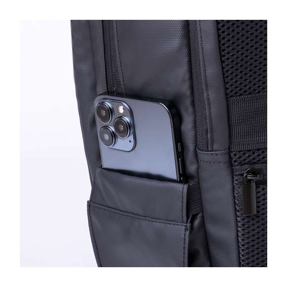 Mochila de Antonio Miró de calidad premium en resistente polipiel de sobrio diseño en color negro. Con cierre de cremallera doble, bolsillo frontal y asa reforzada acolchada. Con acolchado ergonómico en espalda y cintas de hombros, incluye compartimento interior acolchado para portátil de hasta 15 pulgadas y para tablets de hasta 10 pulgadas. Además, con bolsillo antirrobo con cierre de cremallera en la parte trasera. Fundas interiores para bolígrafos y smartphone. Con logotipo de la marca en frontal.