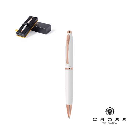 Bolígrafo Cross con mecanismo retráctil, de distinguido diseño bicolor blanco con elegantes toques de oro rosa. Cuerpo metálico en suave acabado y original clip con logotipo. Presentado en elegante estuche individual en color negro, con logotipo de la marca e interior en suave antelina a juego. En tinta negra.