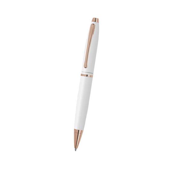 Bolígrafo Cross con mecanismo retráctil, de distinguido diseño bicolor blanco con elegantes toques de oro rosa. Cuerpo metálico en suave acabado y original clip con logotipo. Presentado en elegante estuche individual en color negro, con logotipo de la marca e interior en suave antelina a juego. En tinta negra.