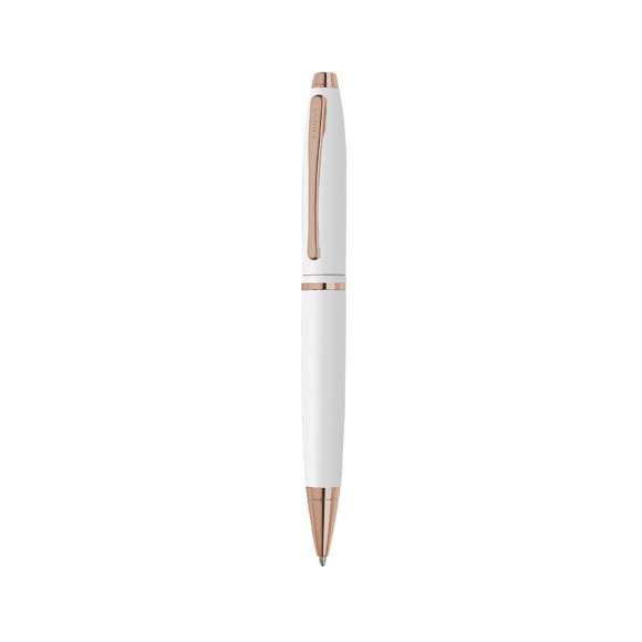 Bolígrafo Cross con mecanismo retráctil, de distinguido diseño bicolor blanco con elegantes toques de oro rosa. Cuerpo metálico en suave acabado y original clip con logotipo. Presentado en elegante estuche individual en color negro, con logotipo de la marca e interior en suave antelina a juego. En tinta negra.