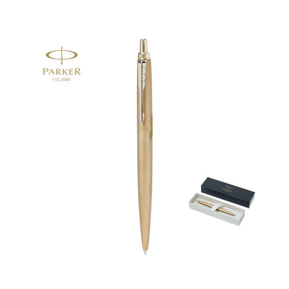 Bolígrafo Parker Jotter XL Monochrome, un clásico entre los bolígrafos con tinta de gel. Fabricado en acero inox, con adornos y el clip con la forma icónica en punta de flecha de la marca. Con mecanismo pulsador, clásico cartucho interior Parker y en tinta azul. Presentación en estuche individual negro con logotipo Parker.Con la fluidez, precisión e intensidad homogéneas propias de PARKER Jotter, un referente en cuanto a estilo desde hace más de 60 años. Con un diseño novedoso y simplificado y con una tinta de gel intensa y homogénea que traza con fluidez líneas que se secan con rapidez para evitar borrones, reflejando su legado en cada detalle.