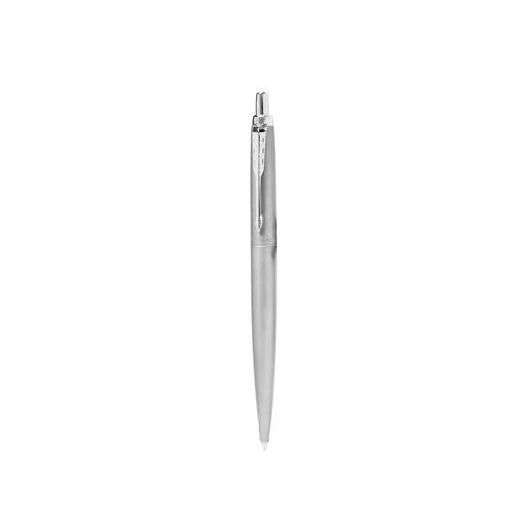 Bolígrafo Parker Jotter XL Monochrome, un clásico entre los bolígrafos con tinta de gel. Fabricado en acero inox, con adornos y el clip con la forma icónica en punta de flecha de la marca. Con mecanismo pulsador, clásico cartucho interior Parker y en tinta azul. Presentación en estuche individual negro con logotipo Parker.Con la fluidez, precisión e intensidad homogéneas propias de PARKER Jotter, un referente en cuanto a estilo desde hace más de 60 años. Con un diseño novedoso y simplificado y con una tinta de gel intensa y homogénea que traza con fluidez líneas que se secan con rapidez para evitar borrones, reflejando su legado en cada detalle.