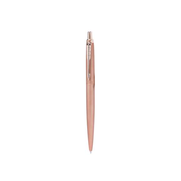 Bolígrafo Parker Jotter XL Monochrome, un clásico entre los bolígrafos con tinta de gel. Fabricado en acero inox, con adornos y el clip con la forma icónica en punta de flecha de la marca. Con mecanismo pulsador, clásico cartucho interior Parker y en tinta azul. Presentación en estuche individual negro con logotipo Parker.Con la fluidez, precisión e intensidad homogéneas propias de PARKER Jotter, un referente en cuanto a estilo desde hace más de 60 años. Con un diseño novedoso y simplificado y con una tinta de gel intensa y homogénea que traza con fluidez líneas que se secan con rapidez para evitar borrones, reflejando su legado en cada detalle.
