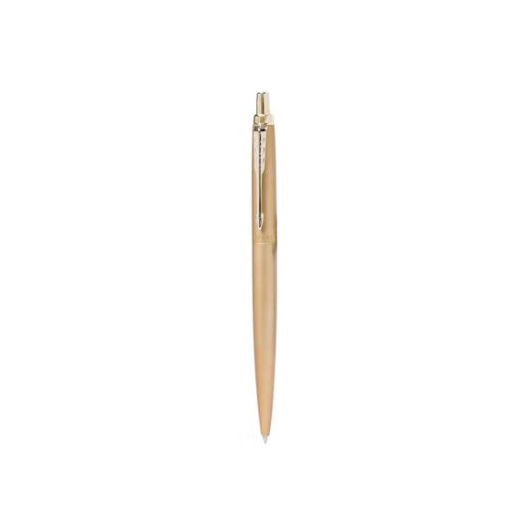 Bolígrafo Parker Jotter XL Monochrome, un clásico entre los bolígrafos con tinta de gel. Fabricado en acero inox, con adornos y el clip con la forma icónica en punta de flecha de la marca. Con mecanismo pulsador, clásico cartucho interior Parker y en tinta azul. Presentación en estuche individual negro con logotipo Parker.Con la fluidez, precisión e intensidad homogéneas propias de PARKER Jotter, un referente en cuanto a estilo desde hace más de 60 años. Con un diseño novedoso y simplificado y con una tinta de gel intensa y homogénea que traza con fluidez líneas que se secan con rapidez para evitar borrones, reflejando su legado en cada detalle.
