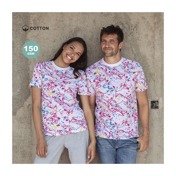 Camiseta unisex con estampado en colores vivos. Confeccionada en 100% algodón peinado Ring Spun de 150g/m2. Tacto suave y corte moderno. Cuello redondo estrecho en canalé 2x2. Doble costura en dobladillo y mangas para una mayor durabilidad y resistencia al uso intensivo. Etiqueta fácilmente removible. Disponible en tallas XS, S, M, L, XL y XXL.