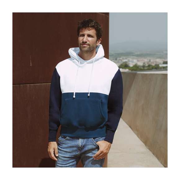 Sudadera unisex tricolor con capucha. Bolsillo canguro y elásticos de ancho extra para un ajuste perfecto. Confeccionado en mezcla de algodón y poliéster con un gramaje de 280g/m2. Interior de felpa cepillada para una mayor sensación de calidad. Tacto suave y corte moderno. Cordones ajustables planos y ojetes de confección, evitando así el uso de metal. Dobles costuras para una mayor durabilidad y resistencia al uso intensivo. Etiqueta fácilmente removible. Disponible en tallas XS, S, M, L, XL y XXL.