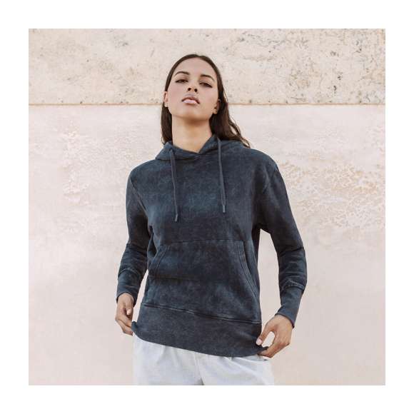 Sudadera unisex con capucha y tejido con efecto lavado jeans lo que hace que cada pieza sea única e irrepetible. Bolsillo canguro y elásticos de ancho extra para un ajuste perfecto. Detalle en contraste en elástico de puños y bajo. Confeccionado en 100% algodón peinado con un gramaje de 280g/m2. Tacto suave y corte moderno. Cordones ajustables planos y ojetes de confección, evitando así el uso de metal. Dobles costuras para una mayor durabilidad y resistencia al uso intensivo. Etiqueta fácilmente removible. Disponible en tallas XS, S, M, L, XL y XXL.
