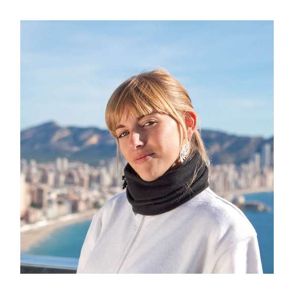  	Braga para cuello o cabeza en material polar fleece de 200g/m2 con tratamiento anti-pilling. En variada gama de vivos colores y con cierre de cordón con accesorio de ajuste.
