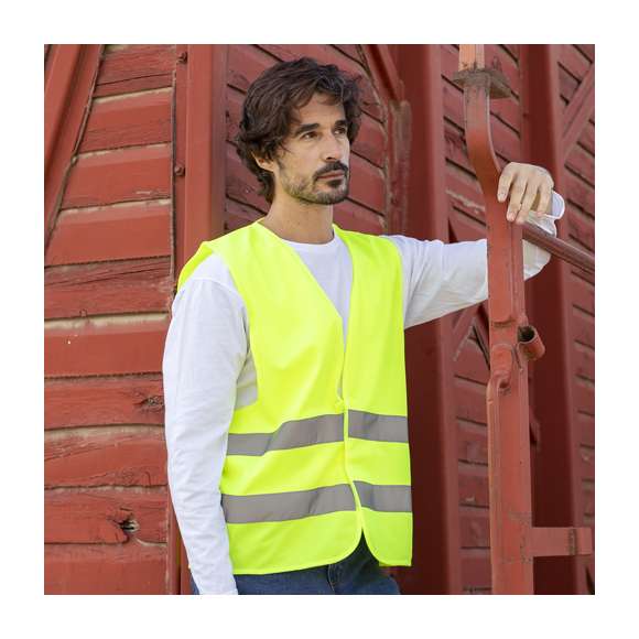 Chaleco reflectante de alta visibilidad, homologado según normativas de seguridad CE. Con doble tira reflectante alrededor del cuerpo y cierres de velcro. Talla única para adulto.