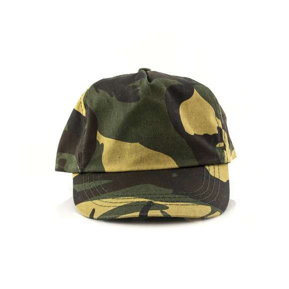 Gorra de 5 paneles en material 100% algodón y diseño de camuflaje. Con orificios de ventilación bordados y cierre ajustable de velcro.