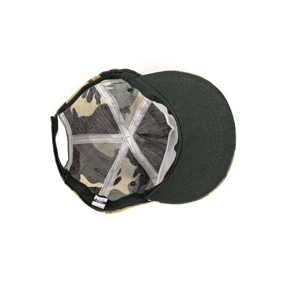 Gorra de 5 paneles en material 100% algodón y diseño de camuflaje. Con orificios de ventilación bordados y cierre ajustable de velcro.